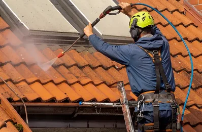 Démoussage et hydrofuge de toiture à Uzech