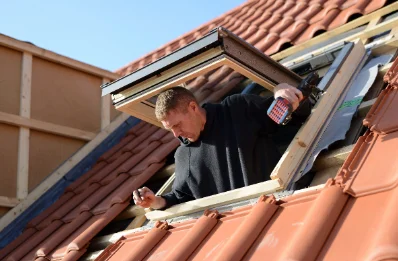 Pose de fenêtres de toit Velux à Uzech